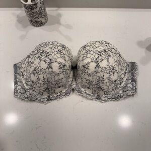 Victoria's Secret - Black and White Lace Bra